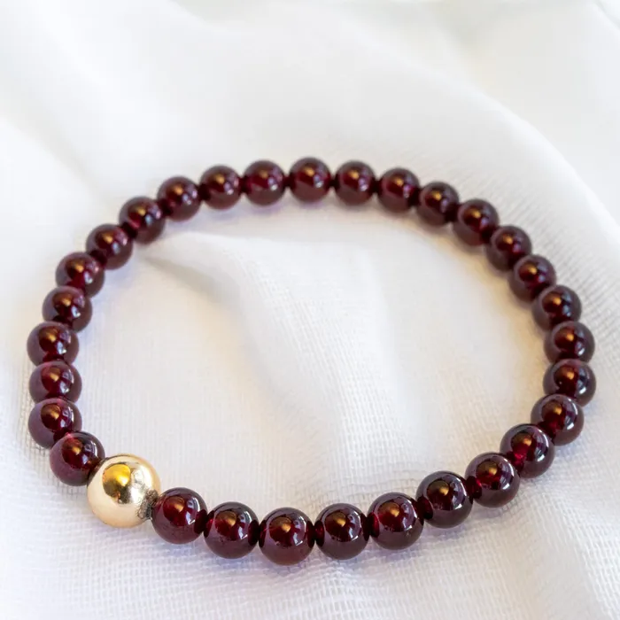 Bracelets Elisa Ilana 6mm Garnet Stretch Bracelet
