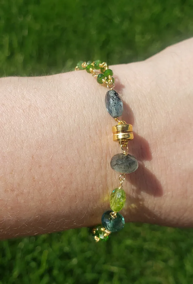 Bracelets AVF AVF Gold Filled Chrome Diopside Moss Aqua Peridot Kyanite Quartz Triple Strand Beaded Bracelet SI3658 Bracelets AVF AVF Gold Filled Chrome Diopside Moss Aqua Peridot Kyanite Quartz Triple Strand Beaded Bracelet SI3658