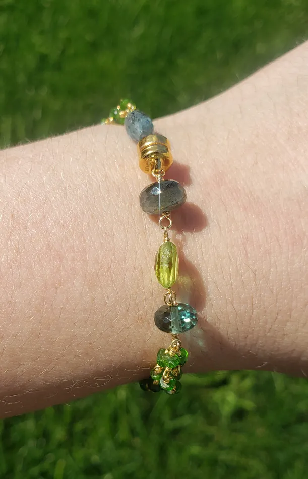Bracelets AVF AVF Gold Filled Chrome Diopside Moss Aqua Peridot Kyanite Quartz Triple Strand Beaded Bracelet SI3658 Bracelets AVF AVF Gold Filled Chrome Diopside Moss Aqua Peridot Kyanite Quartz Triple Strand Beaded Bracelet SI3658